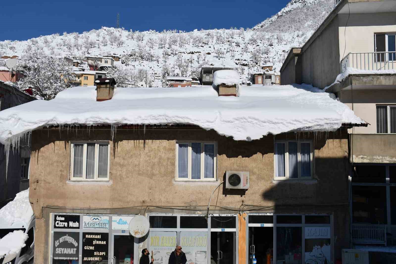 Beytüşşebap’ta damlarda biriken kar temizleniyor
