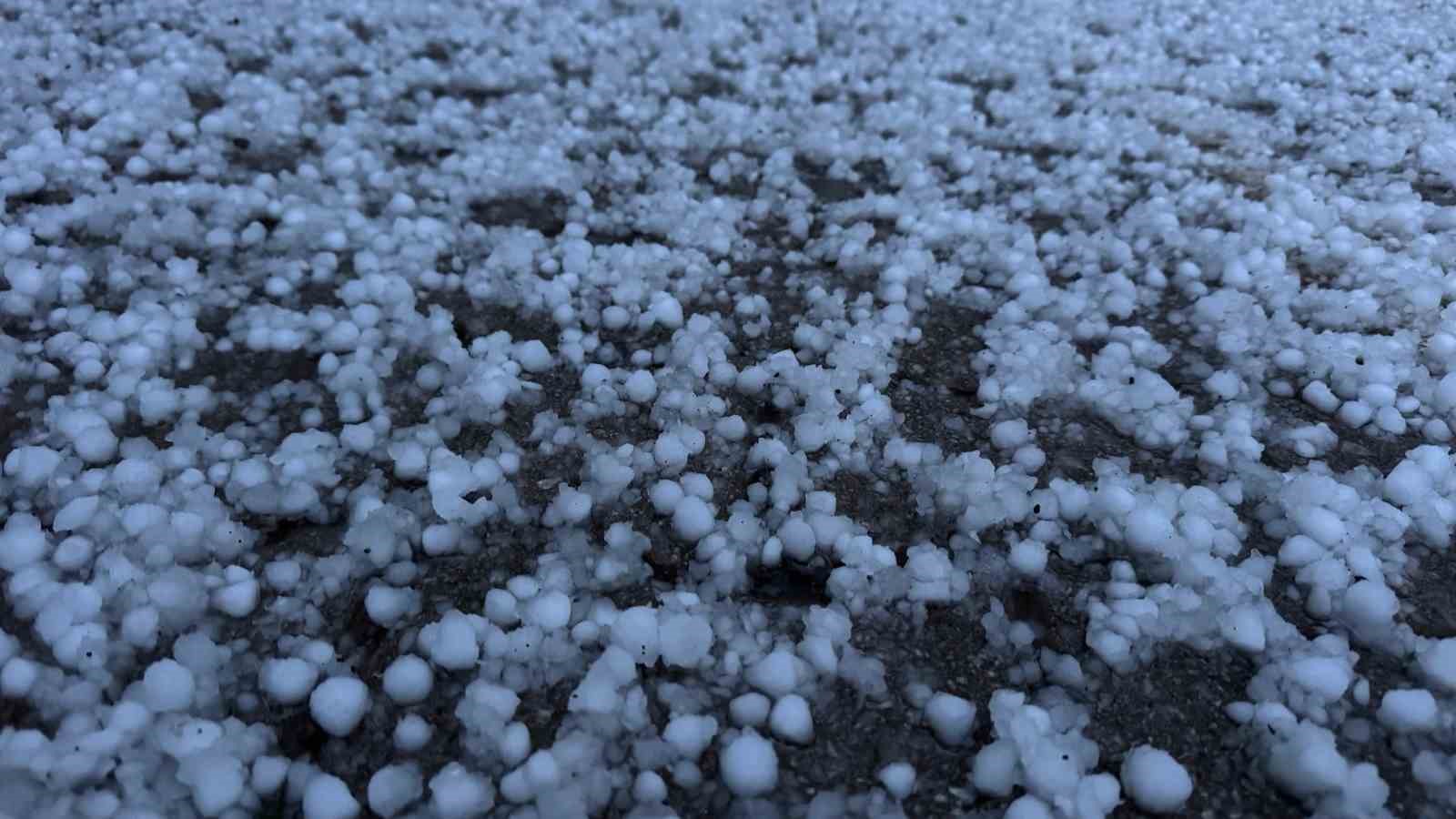 Beytüşşebap’ta dolu yağışı her yeri beyaza bürüdü
