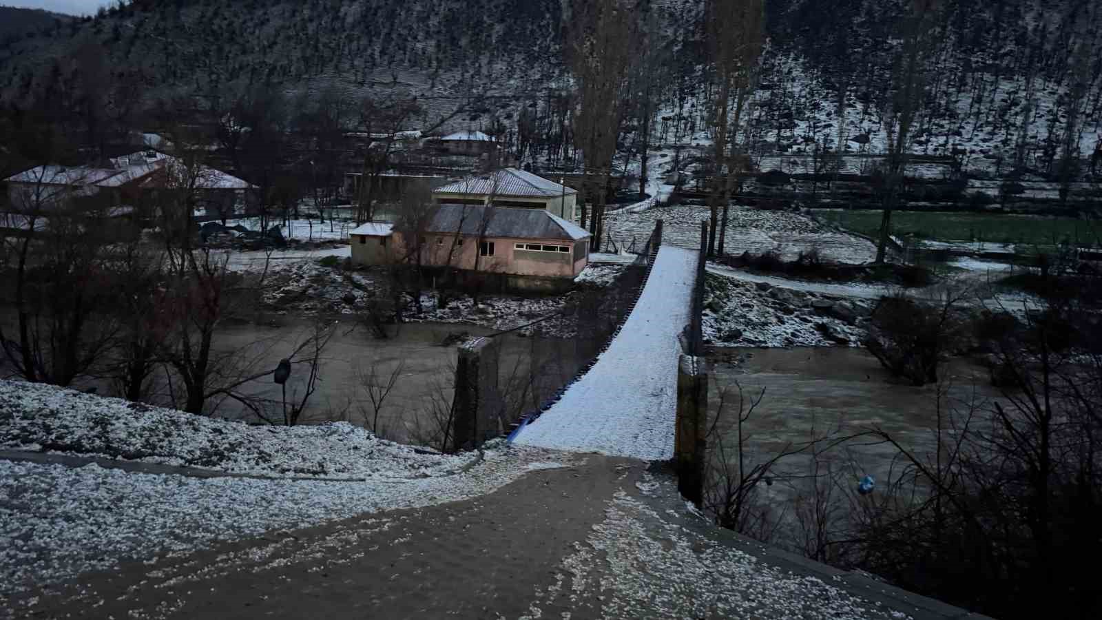 Beytüşşebap’ta dolu yağışı her yeri beyaza bürüdü
