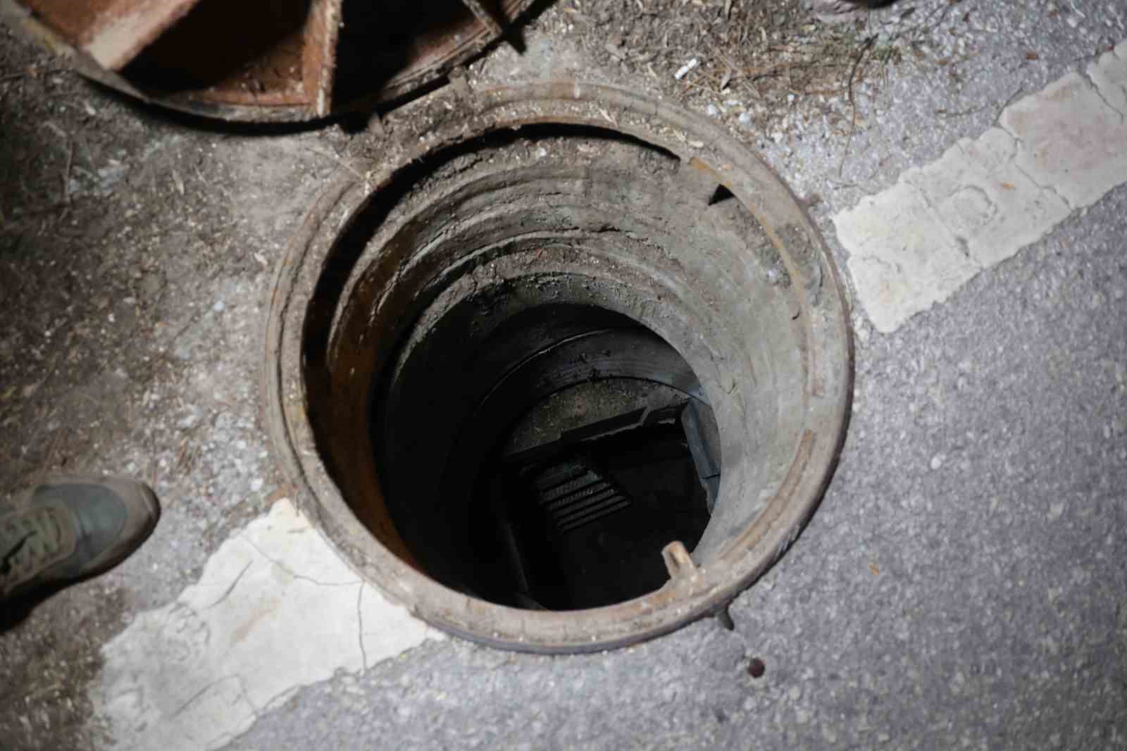 Biber gazıyla kuyumcuya giren maskeli 3 kişi, imitasyon bilezikleri çaldı
