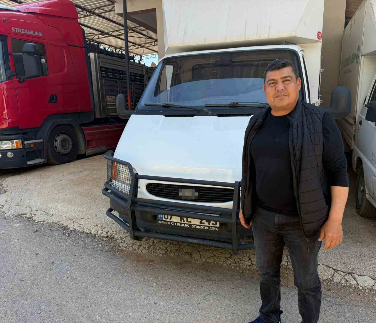 Biber yüklü kamyoneti çaldılar, biberleri satıp parasını harcayamadan yakalandılar
