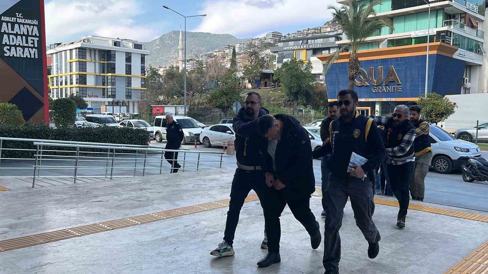 Bıçak ve zincirlerin kullanıldığı kavganın şüphelileri adliyeye sevk edildi
