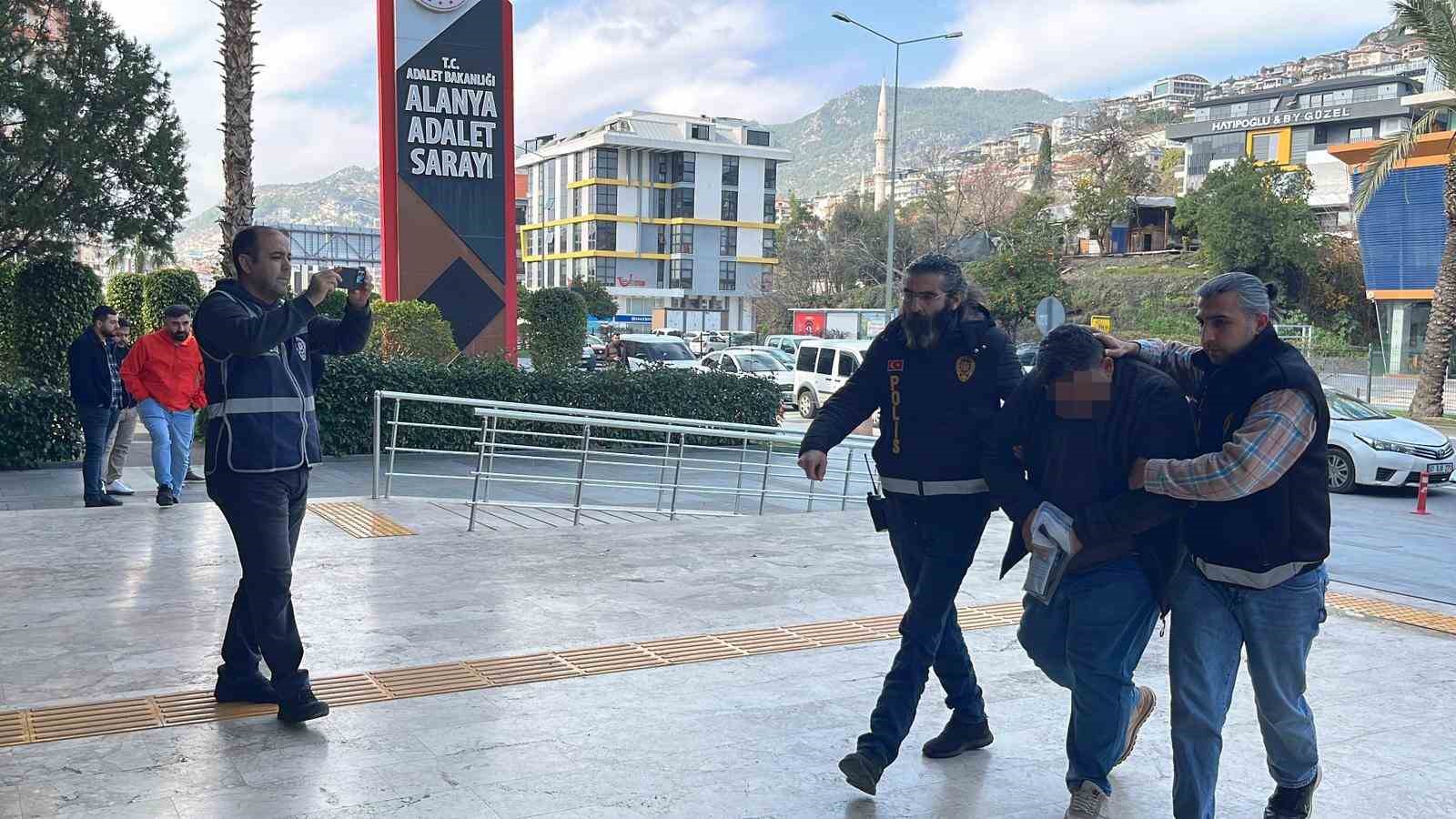 Bıçak ve zincirlerin kullanıldığı kavganın şüphelileri adliyeye sevk edildi
