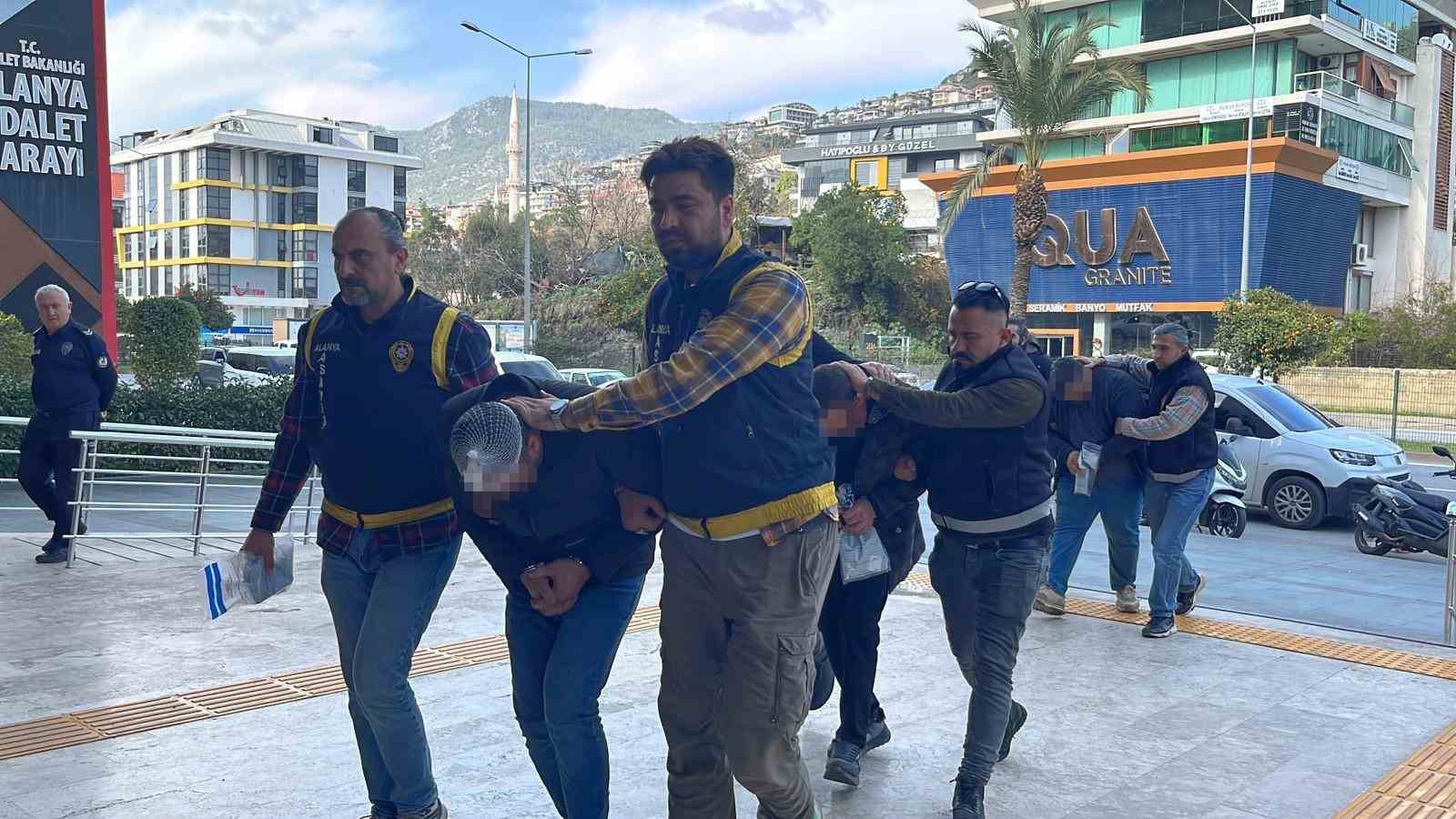 Bıçak ve zincirlerin kullanıldığı kavganın şüphelileri adliyeye sevk edildi

