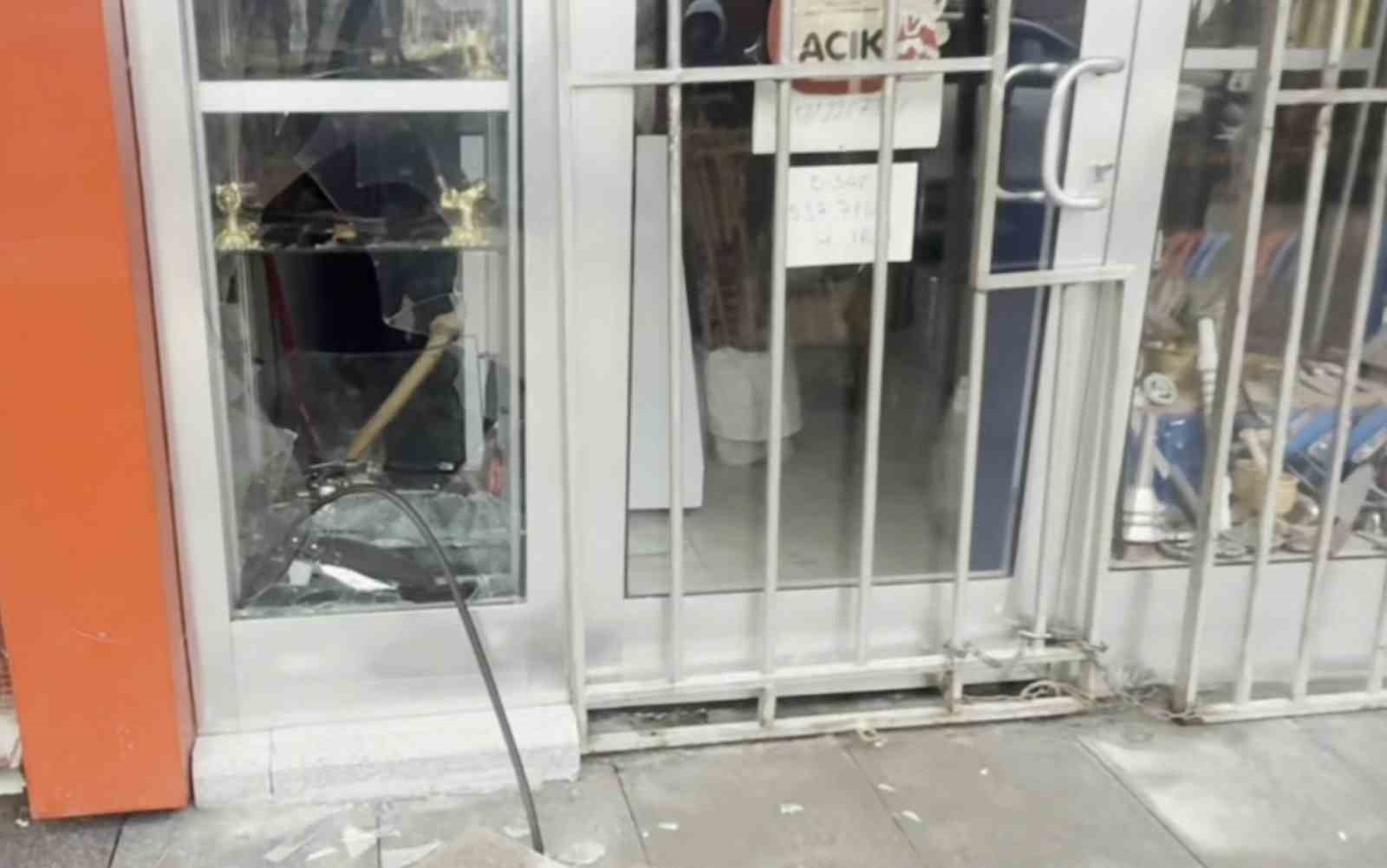 Bıçakçı dükkanının camı kırılıp binlerce liralık bıçak çalındı
