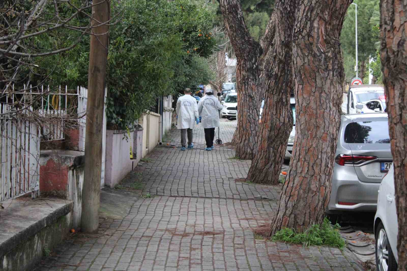 Bıçaklanarak öldürülen yaşlı çiftin evinde incelemeler sürüyor
