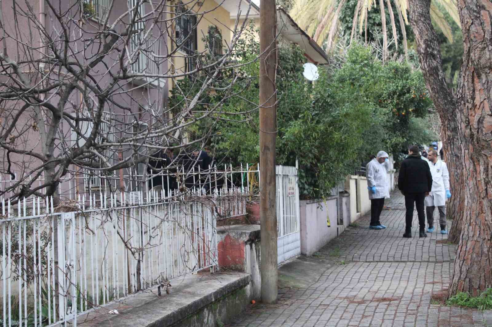 Bıçaklanarak öldürülen yaşlı çiftin evinde incelemeler sürüyor

