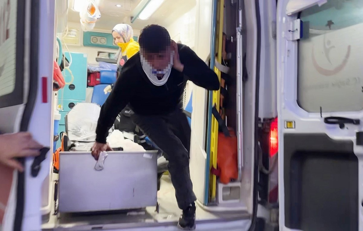 Bıçaklanarak yaralandılar, sedyeden atlayıp gazetecilere saldırdılar: O anlar kamerada
