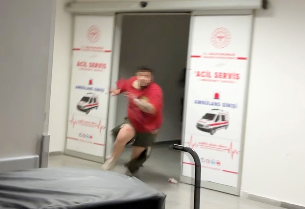 Bıçaklanarak yaralandılar, sedyeden atlayıp gazetecilere saldırdılar: O anlar kamerada
