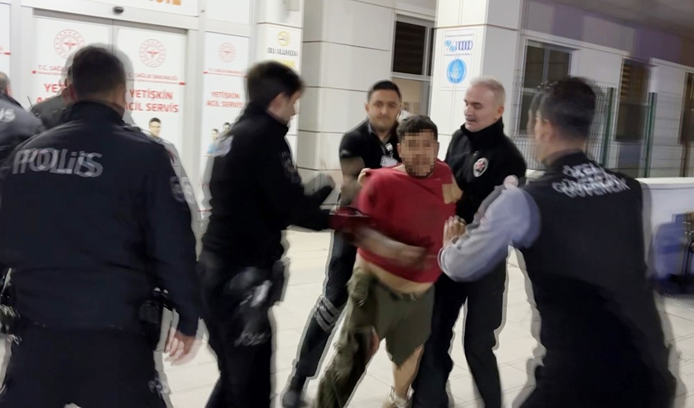 Bıçaklanarak yaralandılar, sedyeden atlayıp gazetecilere saldırdılar: O anlar kamerada
