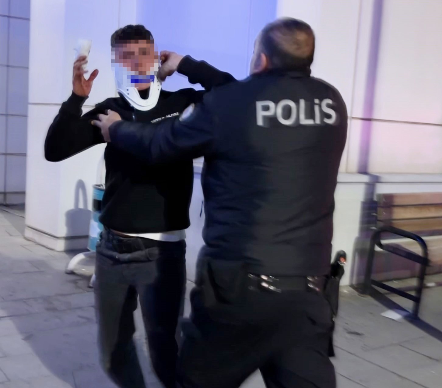 Bıçaklanarak yaralandılar, sedyeden atlayıp gazetecilere saldırdılar: O anlar kamerada
