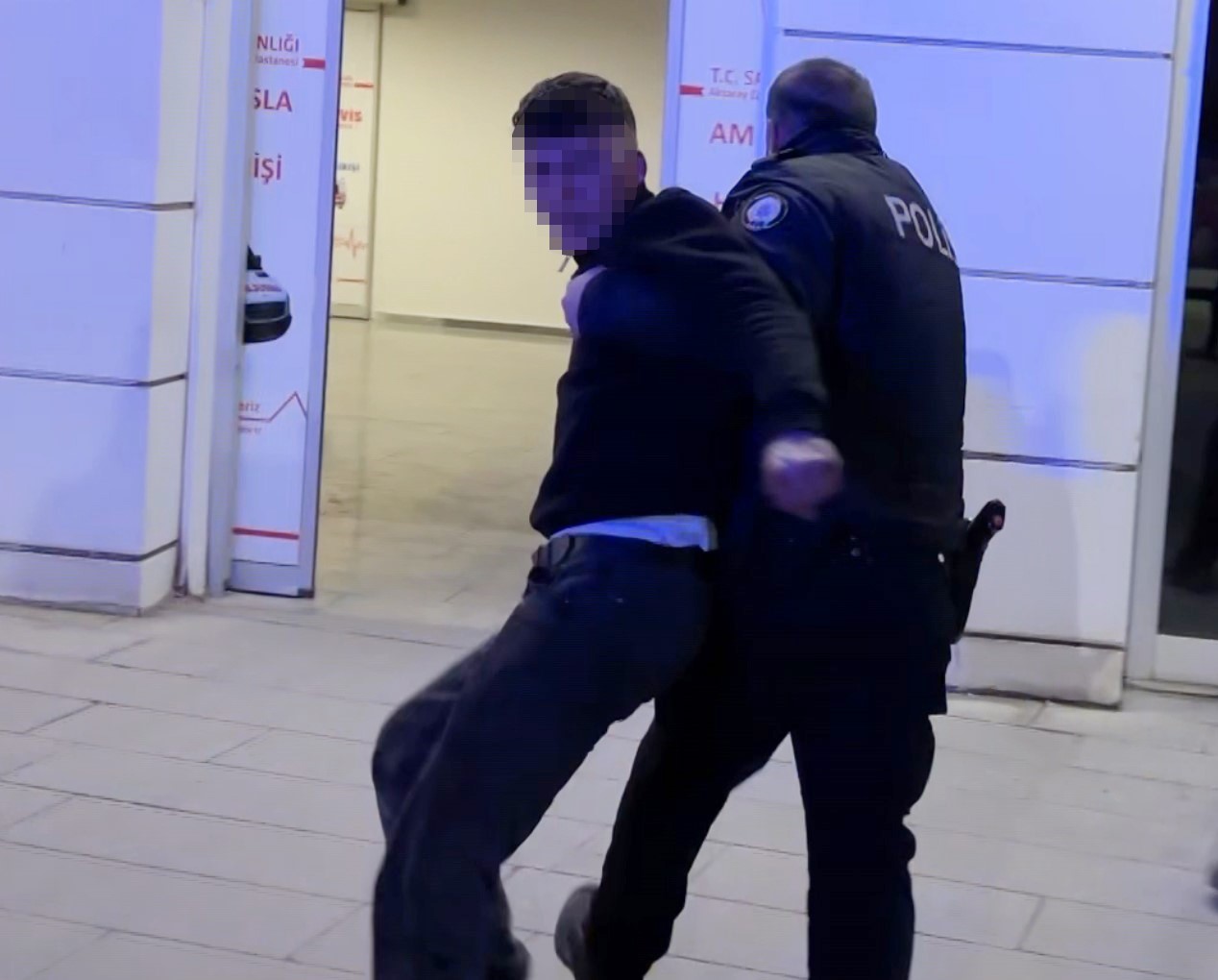 Bıçaklanarak yaralandılar, sedyeden atlayıp gazetecilere saldırdılar: O anlar kamerada
