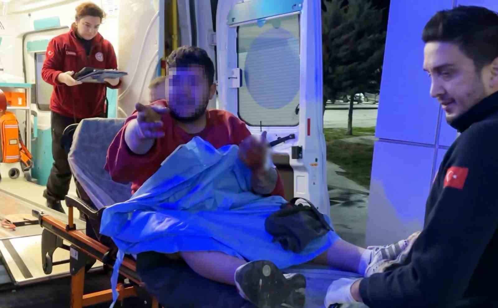 Bıçaklanarak yaralandılar, sedyeden atlayıp gazetecilere saldırdılar: O anlar kamerada
