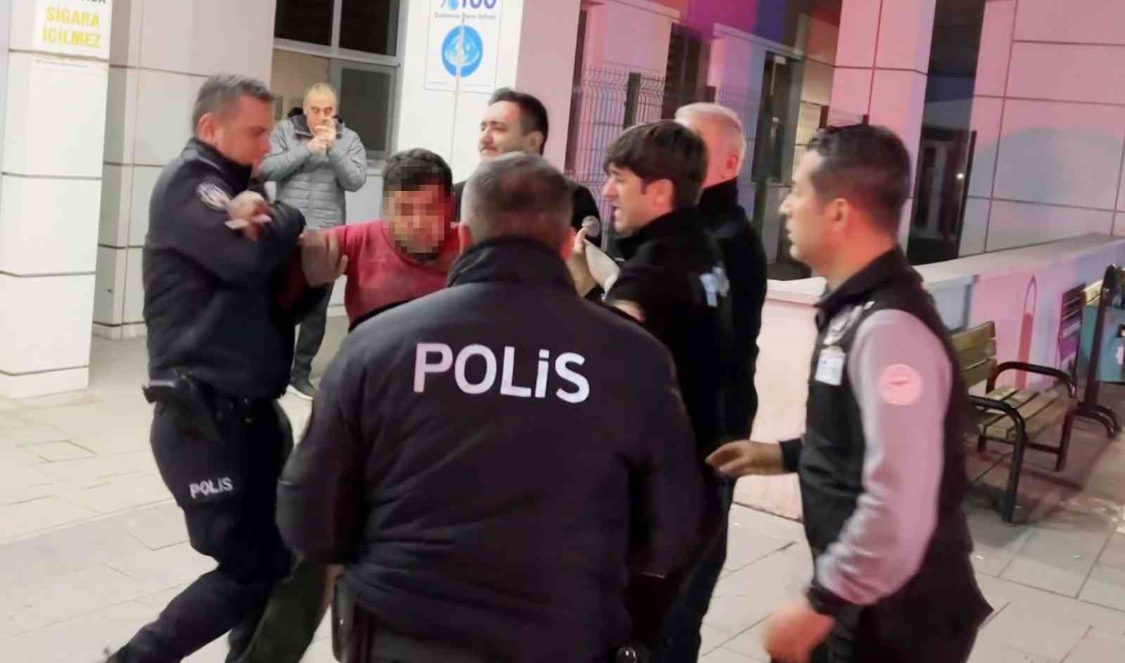 Bıçaklanarak yaralandılar, sedyeden atlayıp gazetecilere saldırdılar: O anlar kamerada
