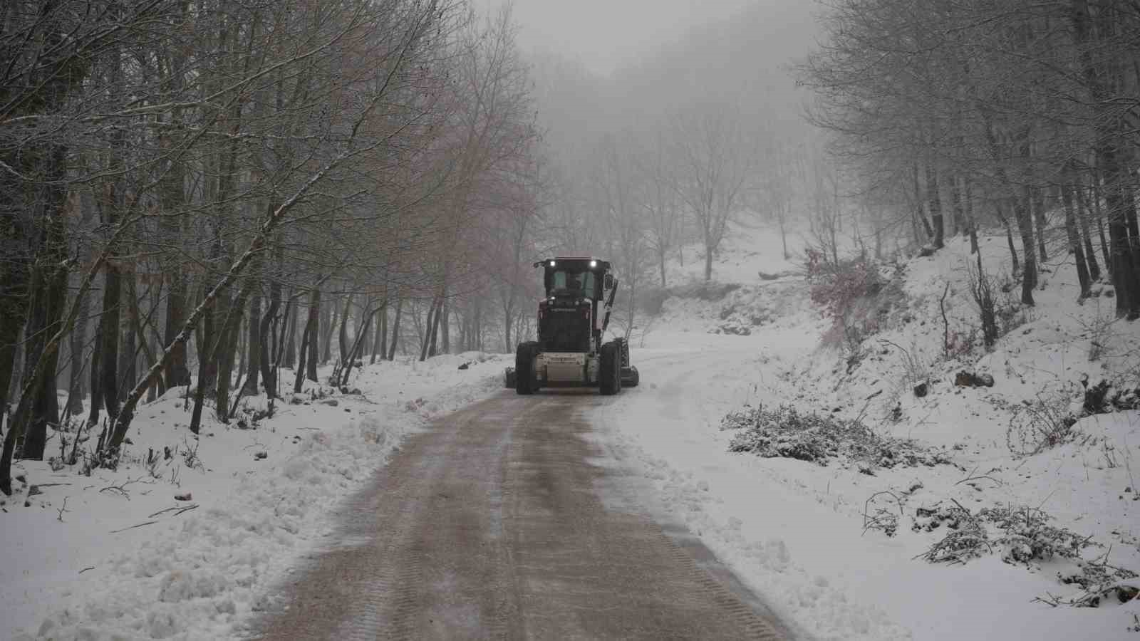 Biga’da karla kaplanan 2 köy yolu açıldı
