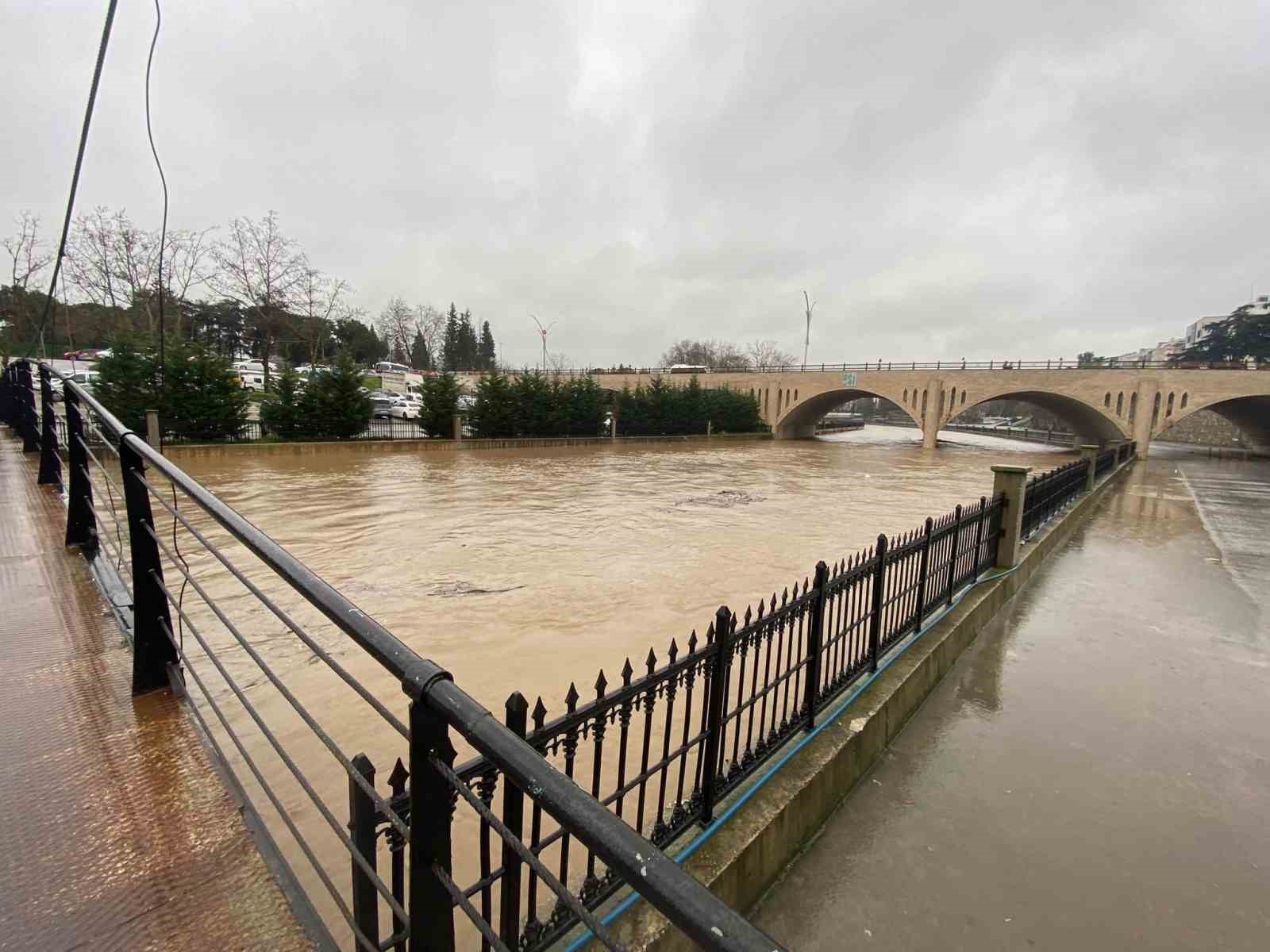 Biga’da Kocabaş Çayı yağış nedeniyle taştı
