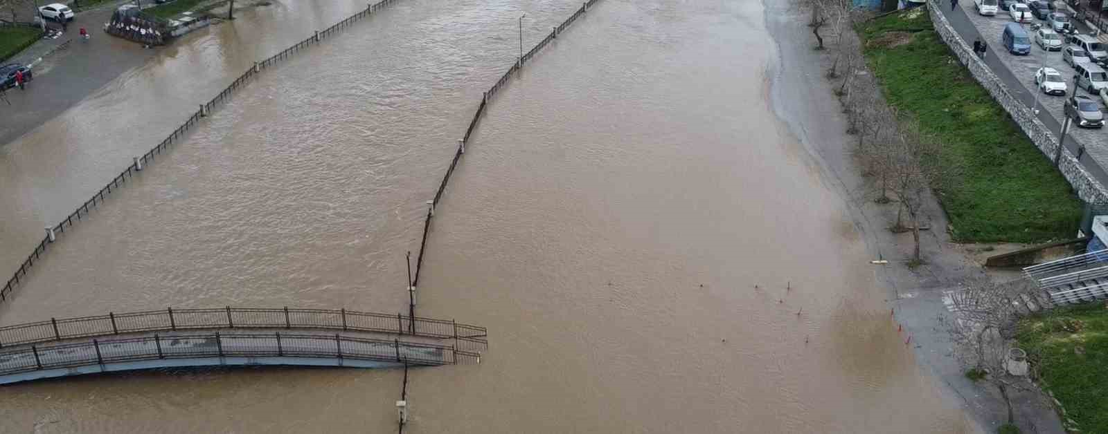 Biga’da yağış nedeniyle taşan Kocabaş Çayı dron ile görüntülendi
