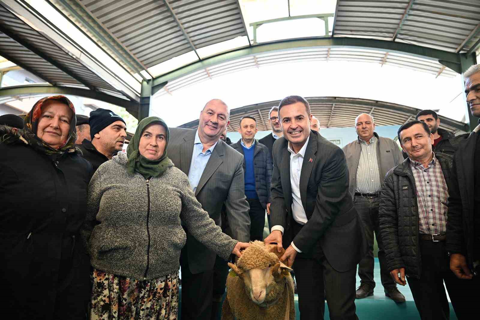 Bigadiçli üreticinin yüzünü Başkan Akın güldürdü
Bigadiçli üreticinin yüzünü Başkan Akın güldürdü