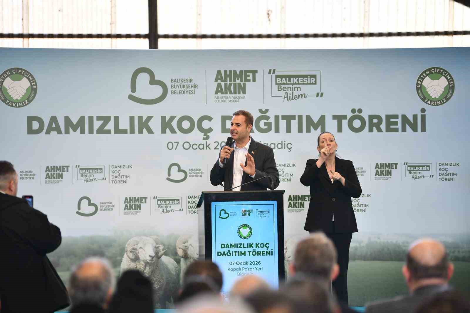 Bigadiçli üreticinin yüzünü Başkan Akın güldürdü
Bigadiçli üreticinin yüzünü Başkan Akın güldürdü