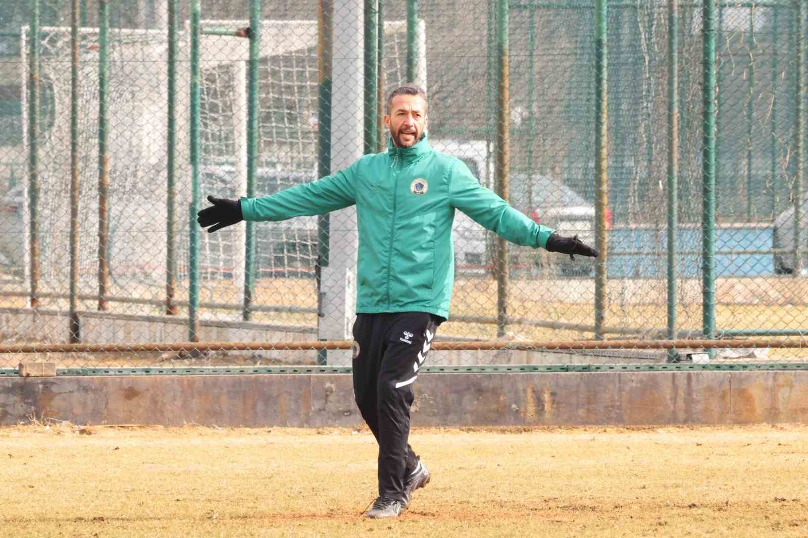 Bilal Kısa: "Şampiyonluk yarışında Galatasaray’ı önde görüyorum"
Bilal Kısa: "Şampiyonluk yarışında Galatasaray’ı önde görüyorum"