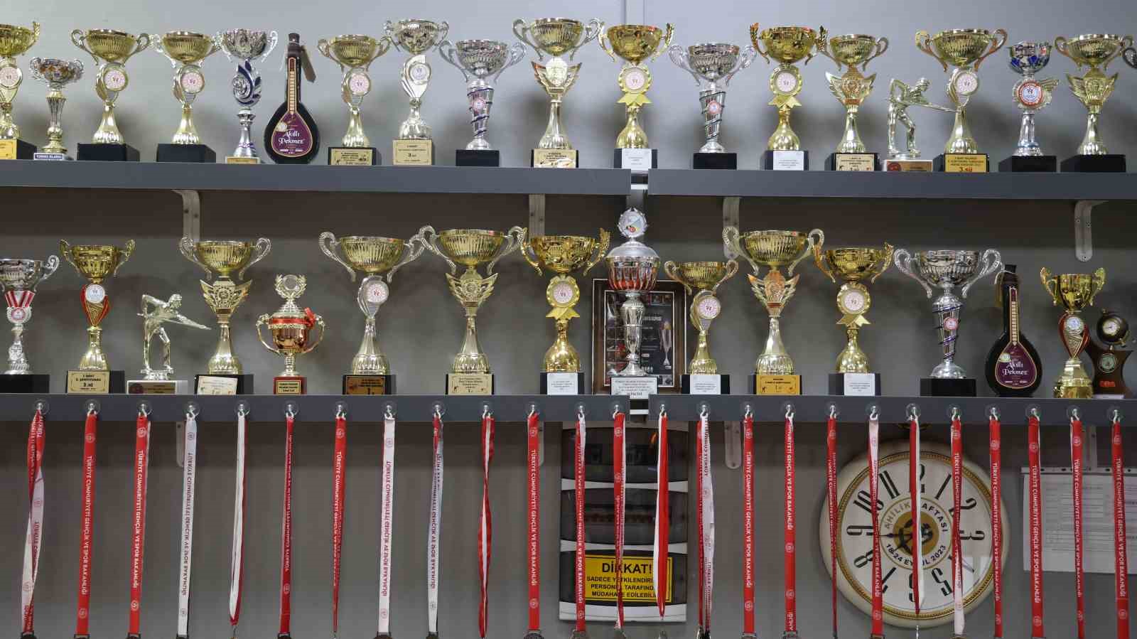 Bilardoyu aşka dönüştürdü, 150 sporcu yetiştirdi
