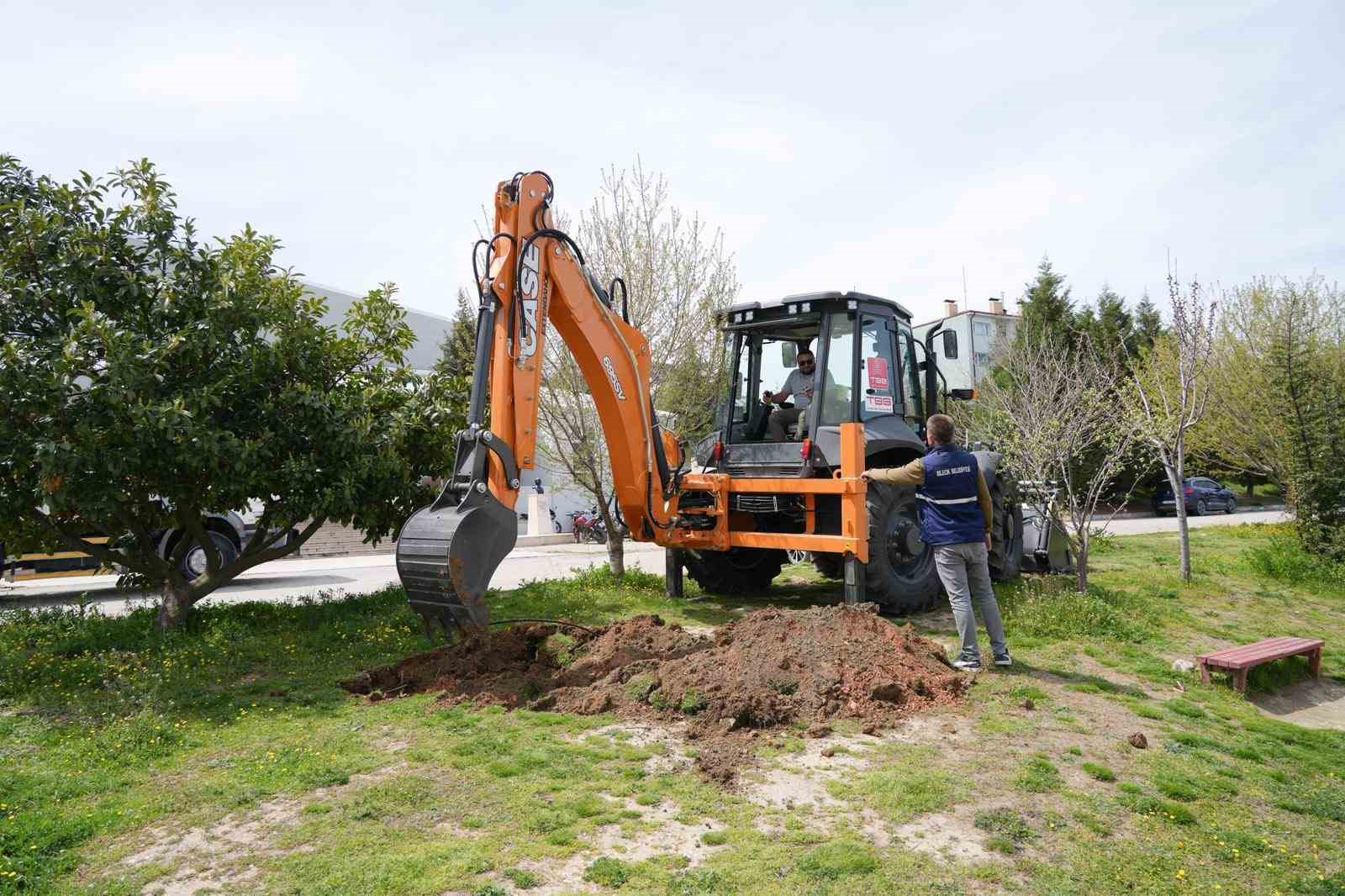 Bilecik Belediyesine hibe edilen kepçe ilk kez okulda kullanıldı
