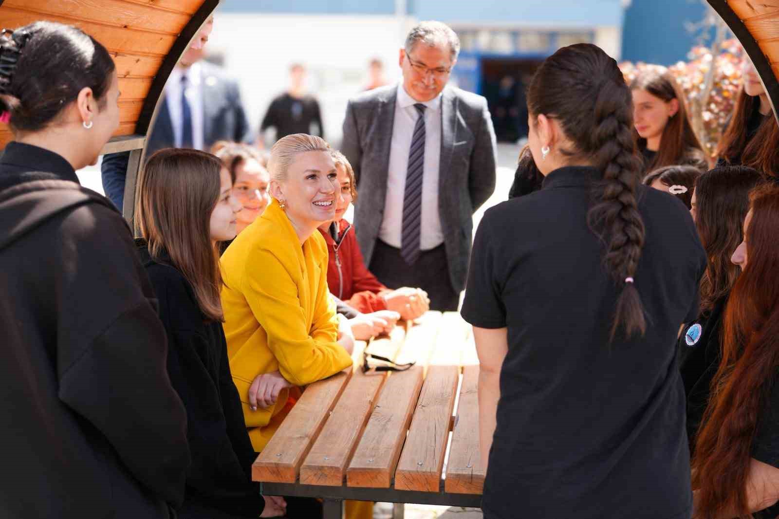 Bilecik Belediyesine hibe edilen kepçe ilk kez okulda kullanıldı
