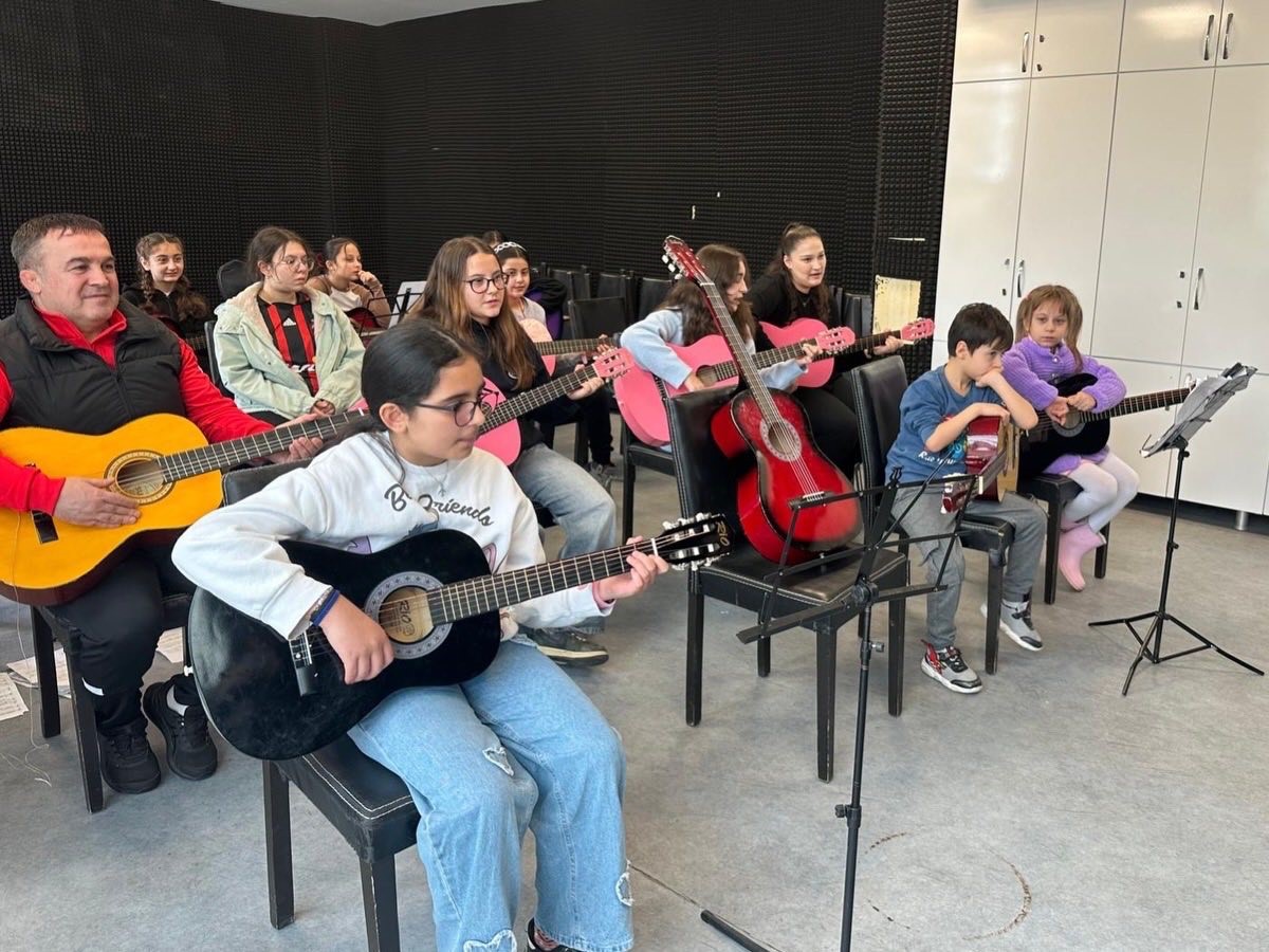 Bilecik Gençlik Merkezi’nde gitar kursu sürüyor
