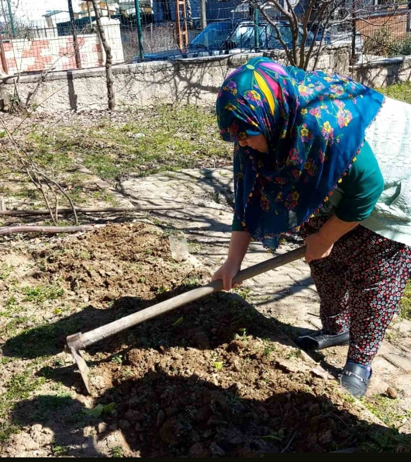 Bilecik huzurevinde kalan yaşlılar bahçeyi güzelleştiriyor
