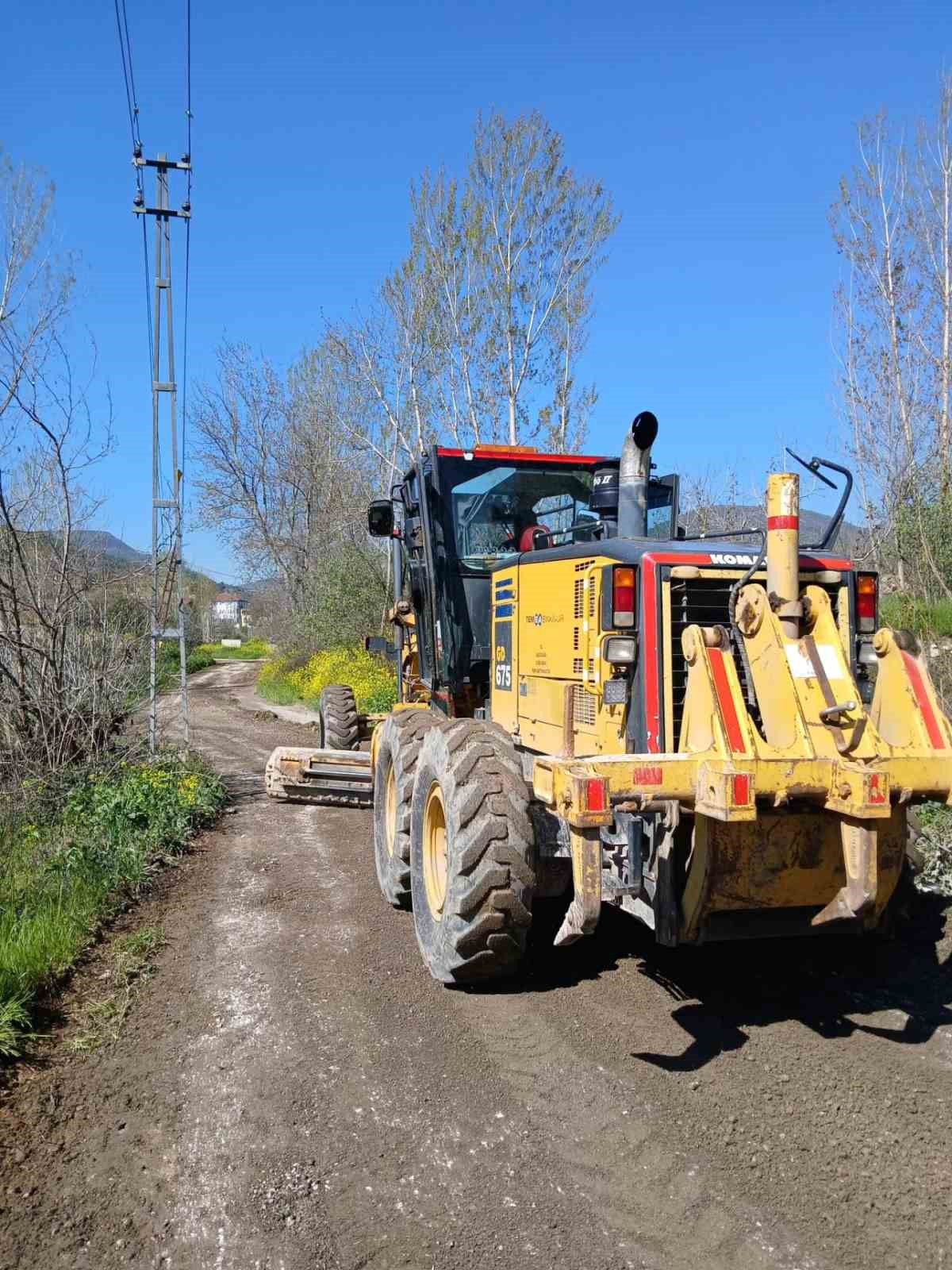 Bilecik’te arazi yollarında greyderle düzenleme çalışması
