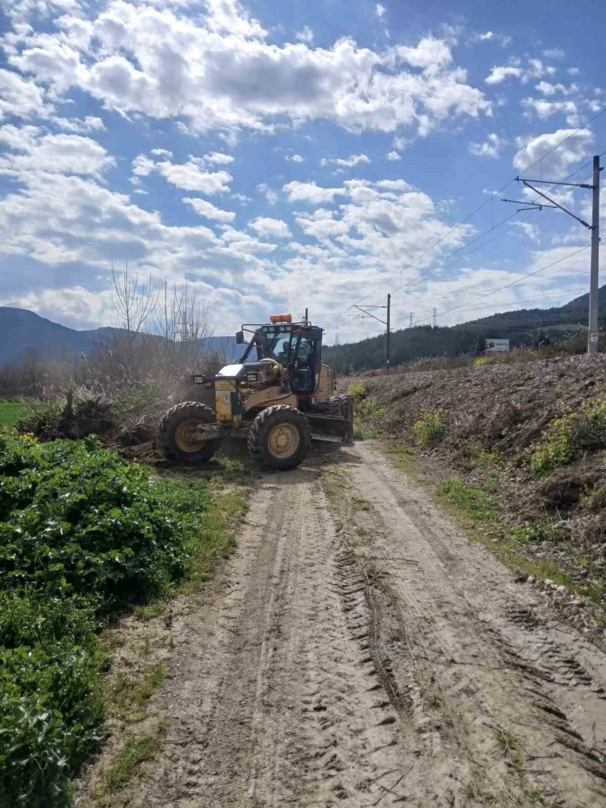 Bilecik’te arazi yollarında greyderle düzenleme çalışması
