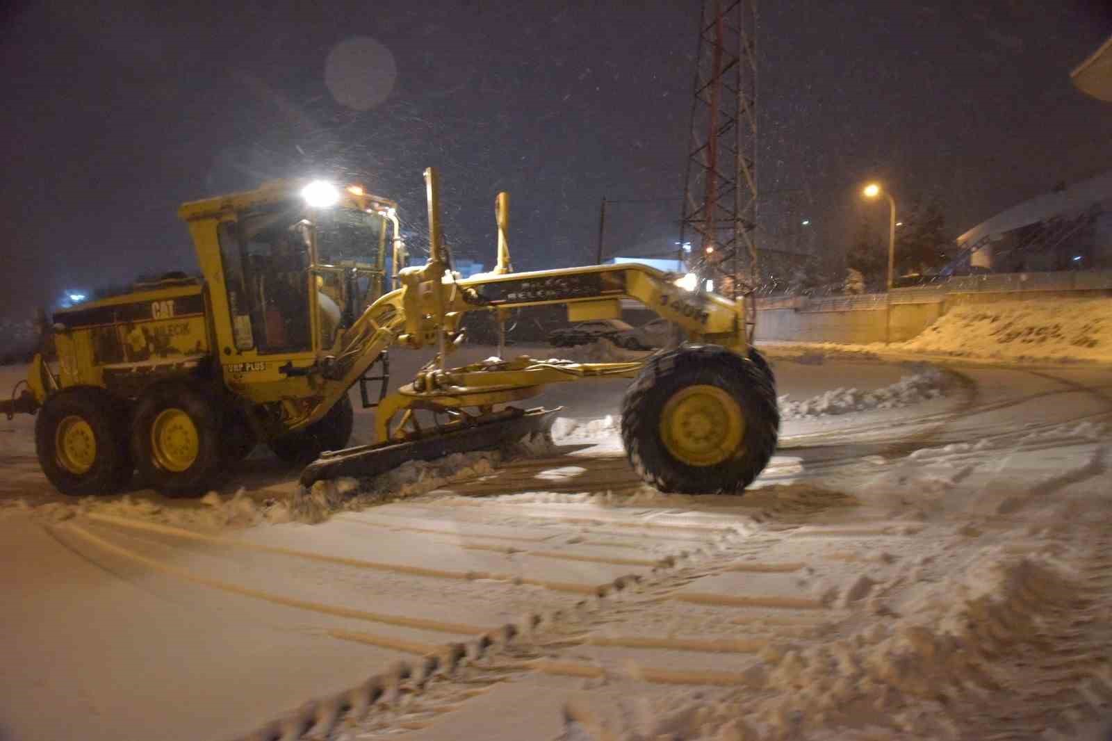 Bilecik’te belediye ekiplerinin sabaha saatlerinde yoğun kar mesaisi
