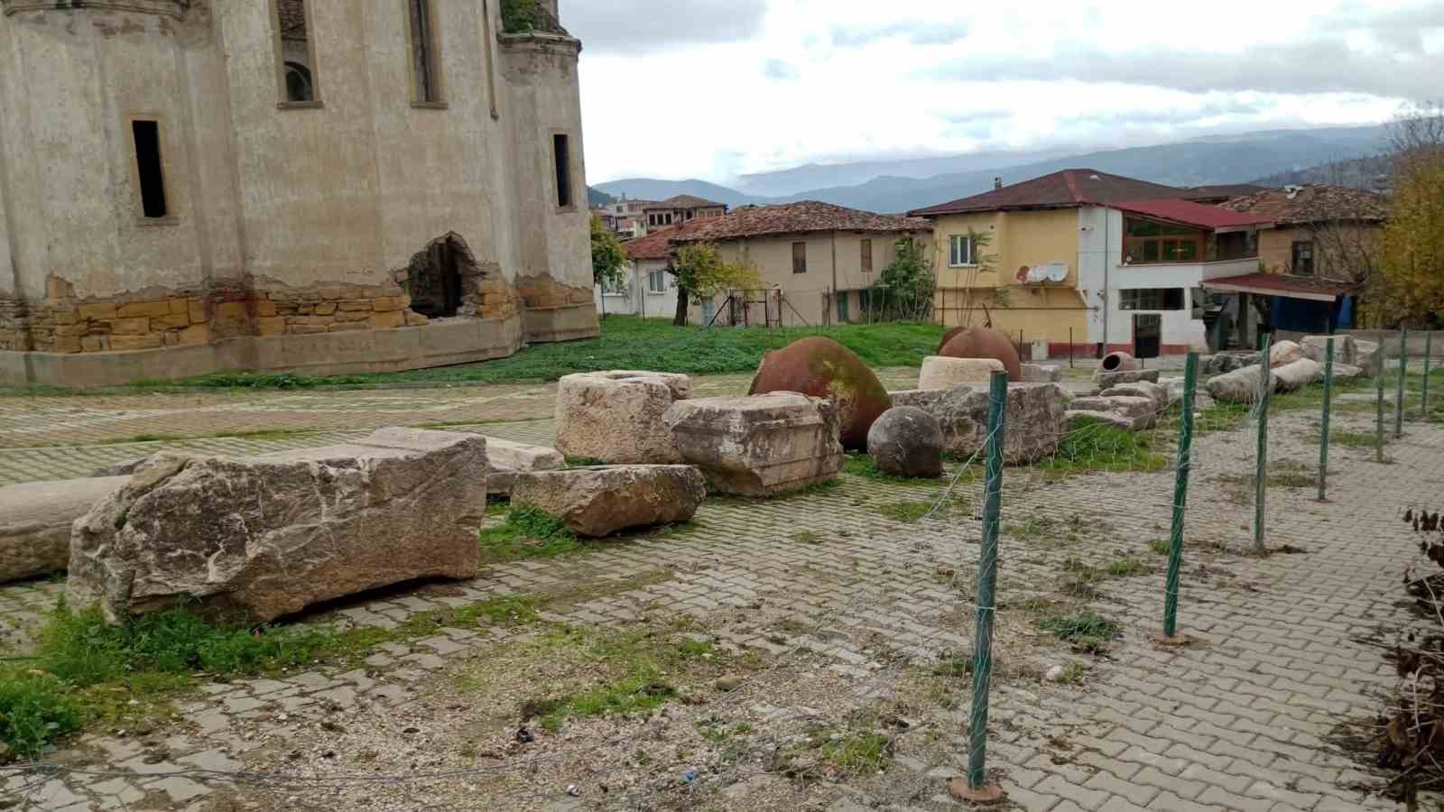 Bilecik’te bin 800 yıllık küpler gün yüzüne çıktı
