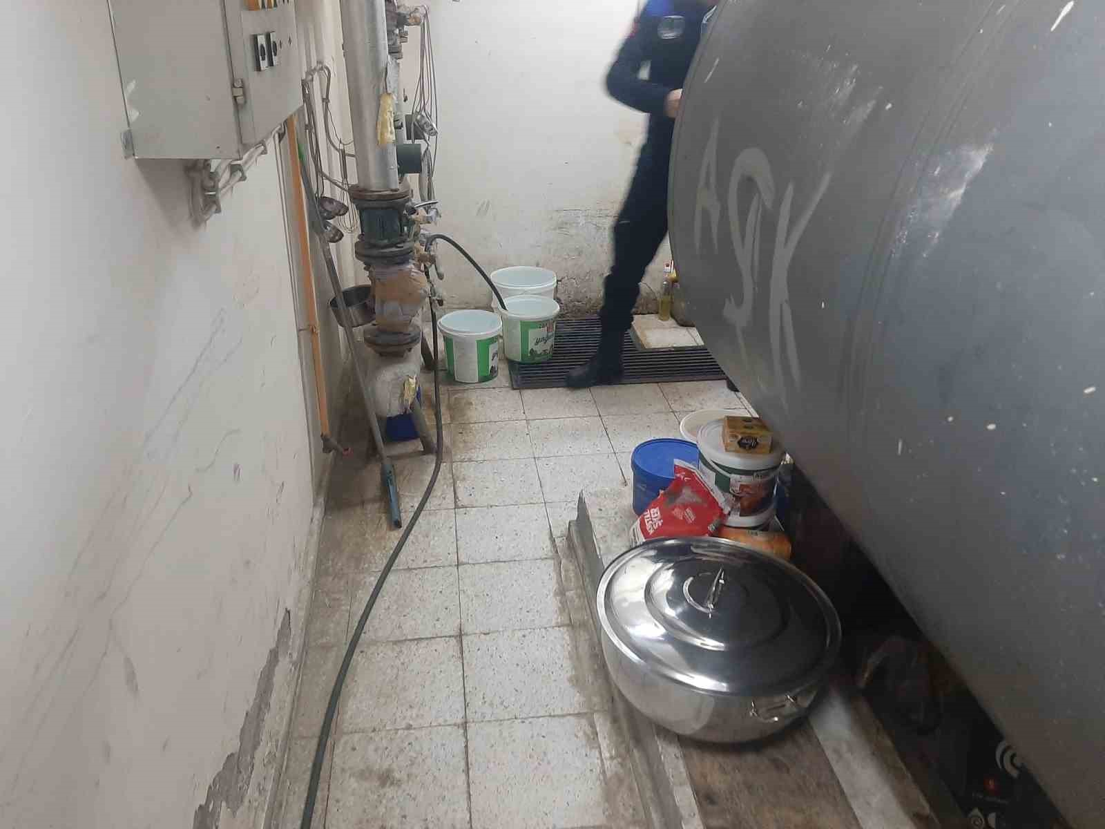 Bilecik’te bodrum katta kaçak yemek üretimine zabıta baskını
