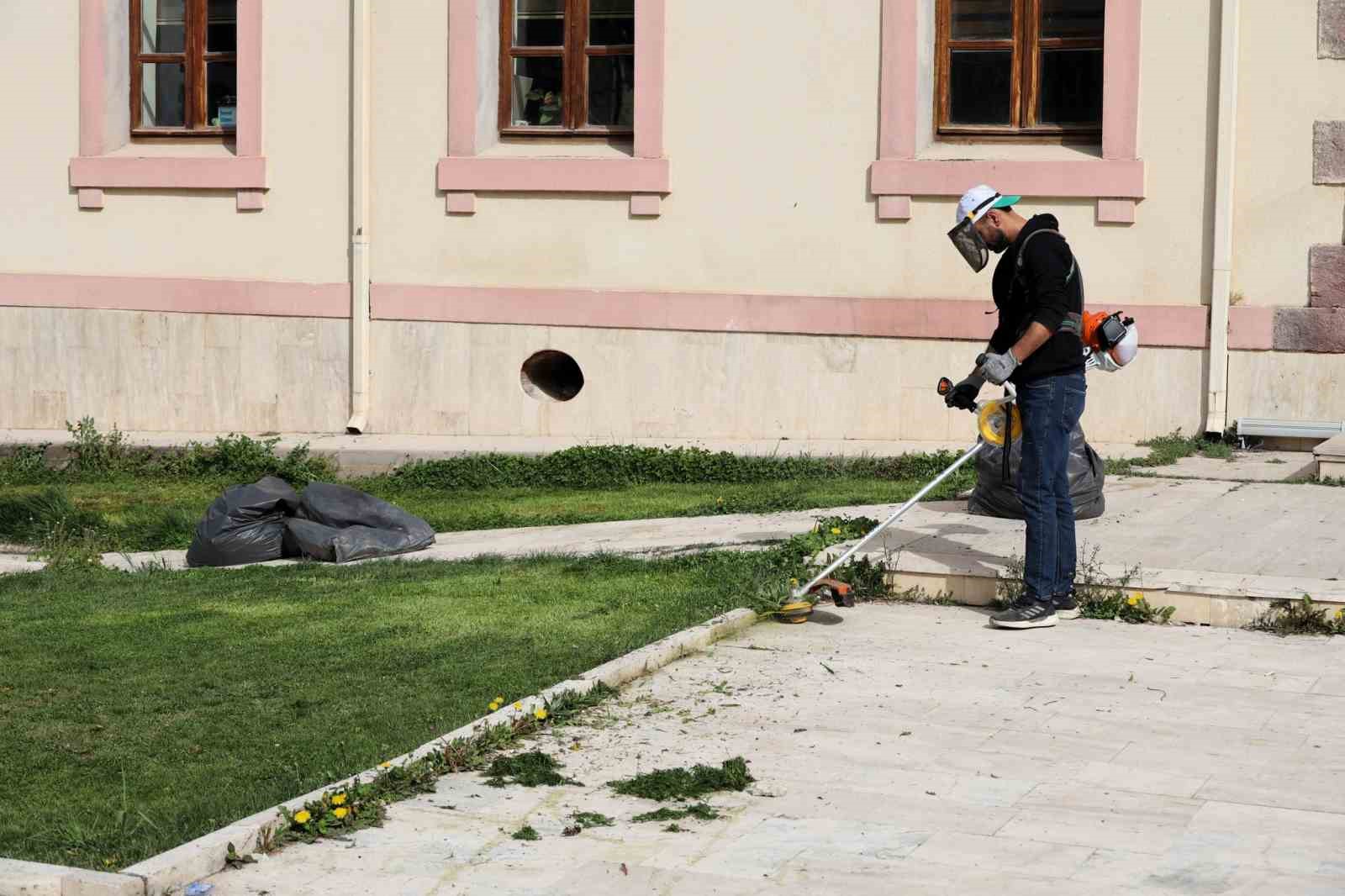 Bilecik’te çim biçme çalışmaları başladı
