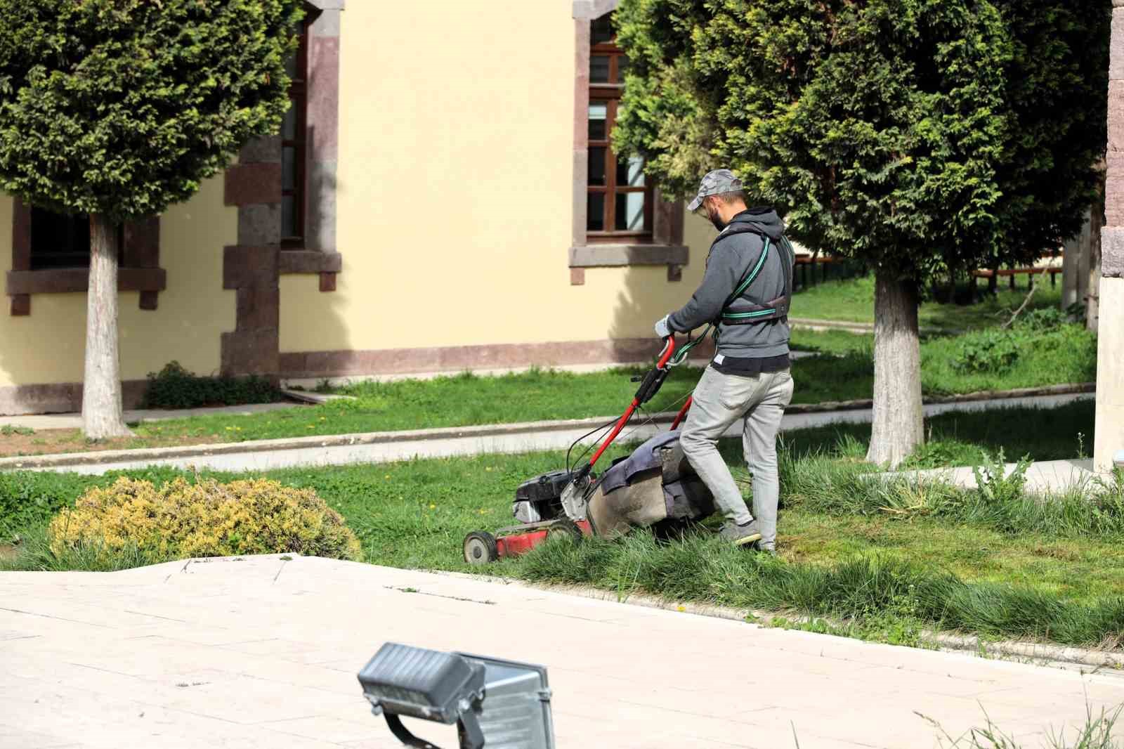 Bilecik’te çim biçme çalışmaları başladı
