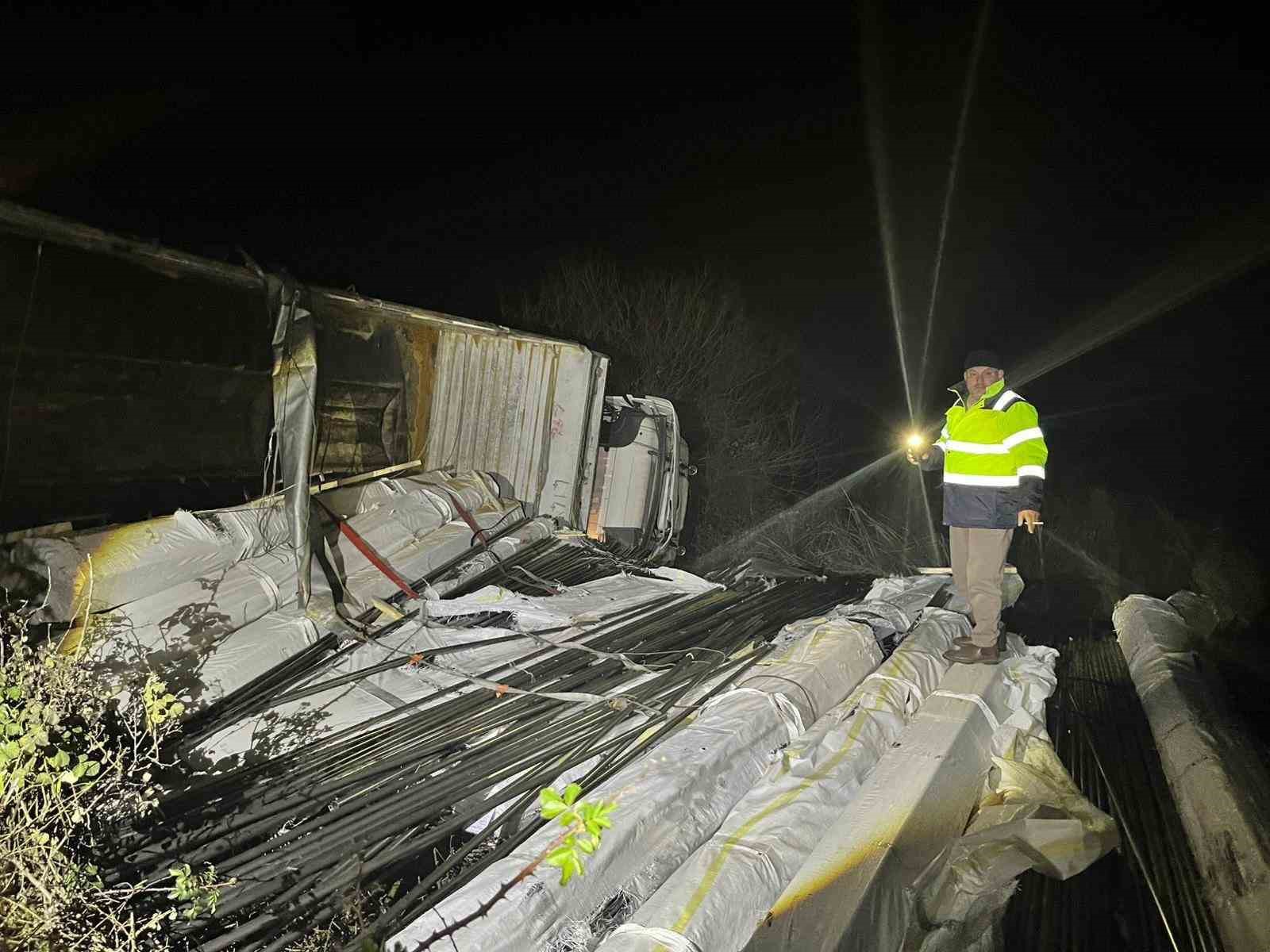 Bilecik’te direksiyon hakimiyetini kaybeden tır sürücüsü kaza yaptı

