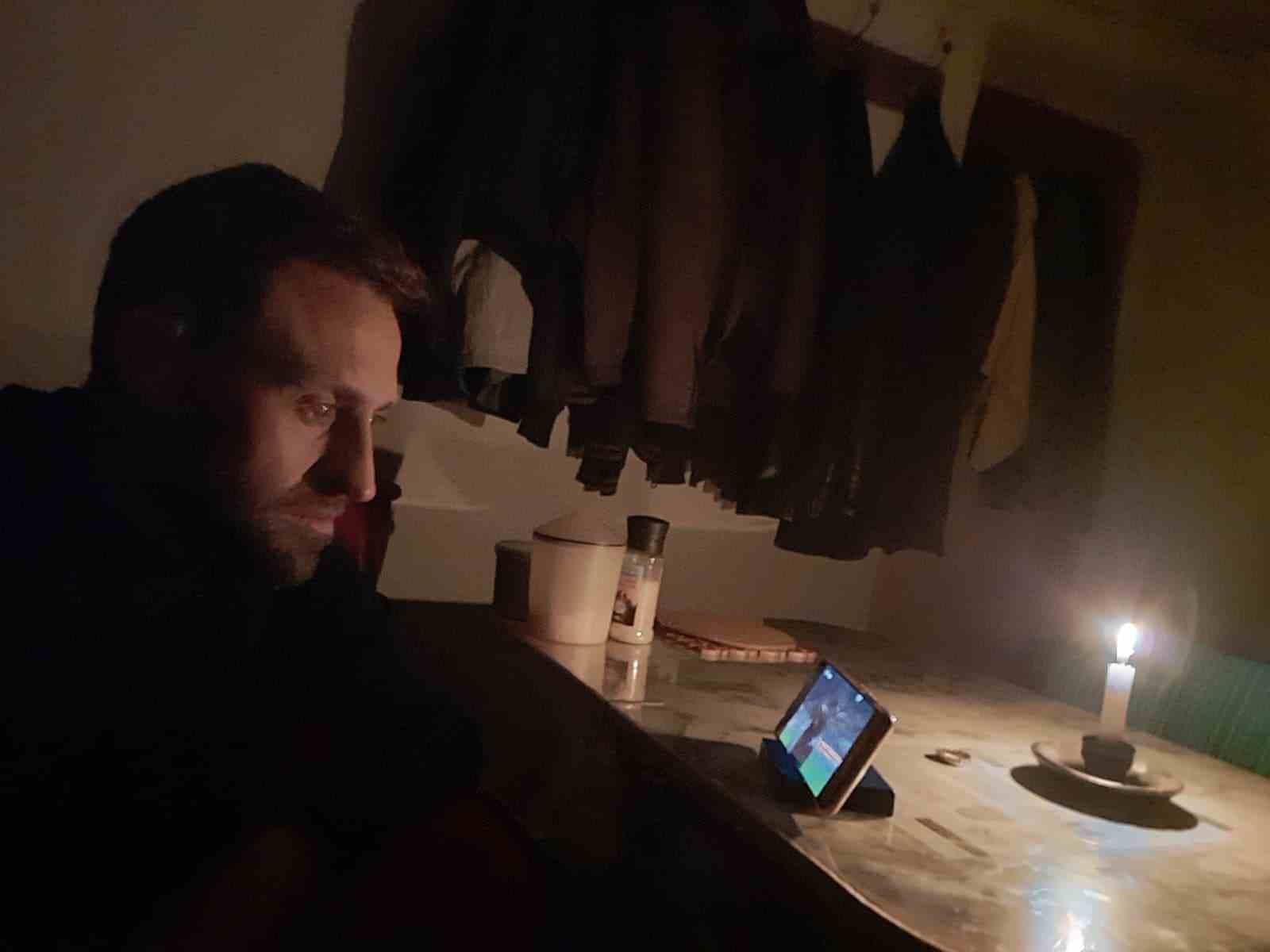 Bilecik’te elektrik kesintisi Ramazan sofralarını kararttı: Köylüler mum ışığında iftar yaptı
