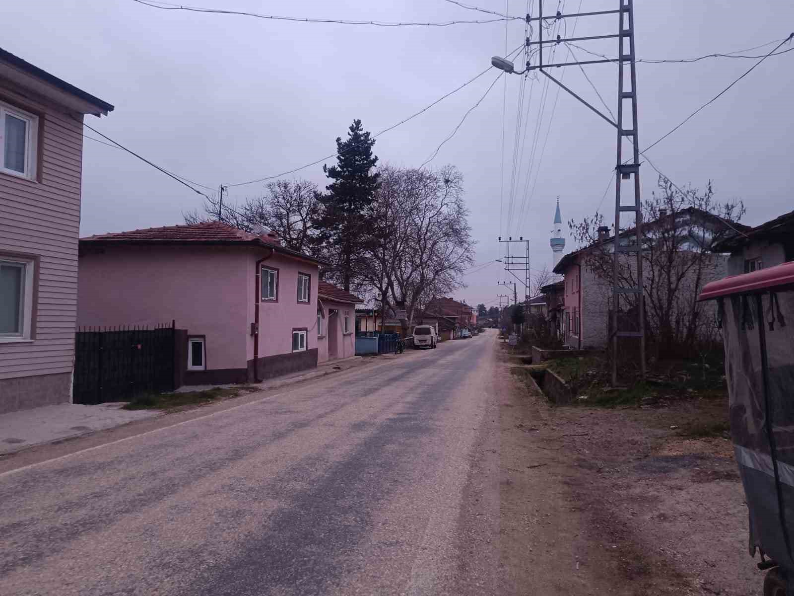 Bilecik’te elektrik kesintisi Ramazan sofralarını kararttı: Köylüler mum ışığında iftar yaptı
