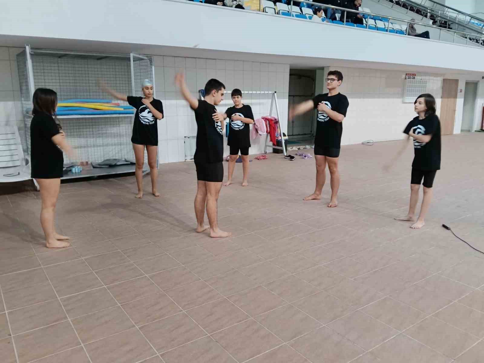 Bilecik’te Gençlik ve Spor Okullarında yüzme antrenmanları sürüyor
