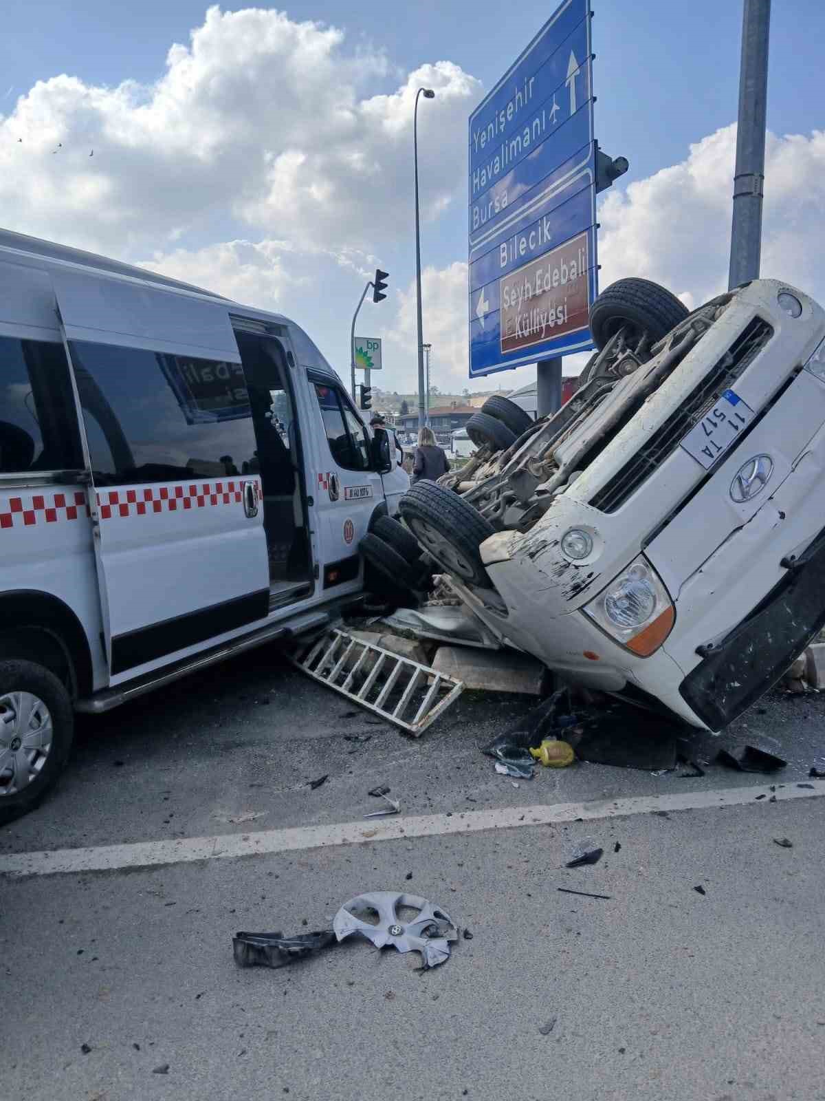 Bilecik’te halk minibüsü ile kırmızı ışık ihlali yapan kamyonet çarpıştı, 8’i hafif 9 yaralı
