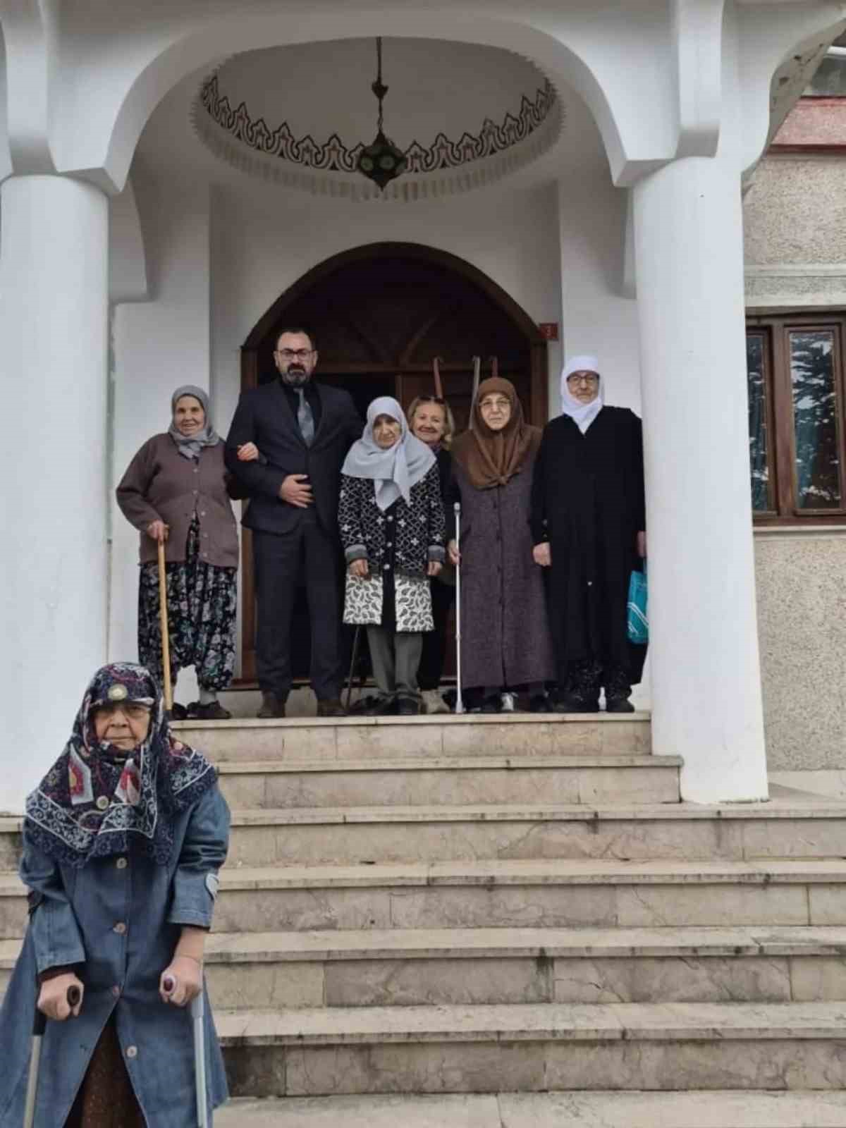 Bilecik’te huzurevi sakinlerinden türbe ziyareti
