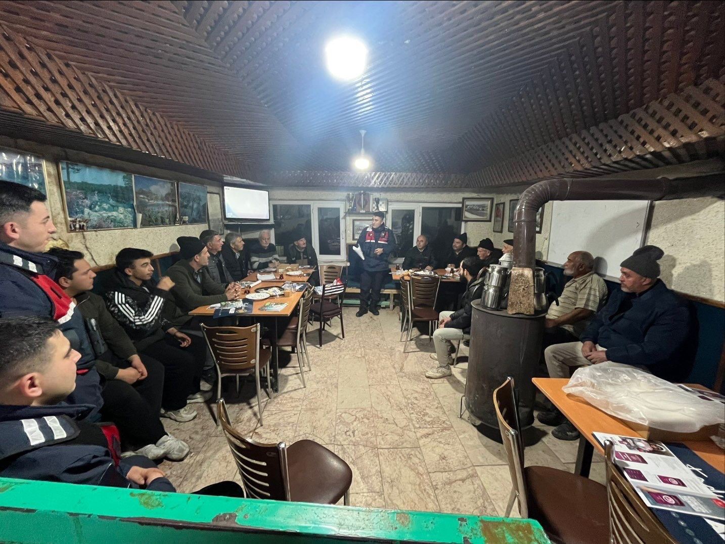 Bilecik’te jandarmadan köy halkına asayiş ve güvenlik bilgilendirmesi
