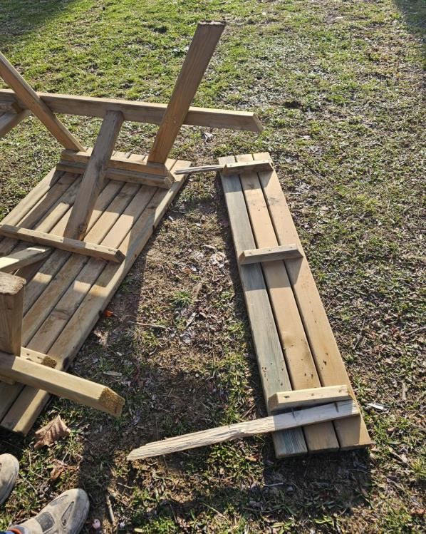 Bilecik’te kamuya ait banklara zarar verildi
