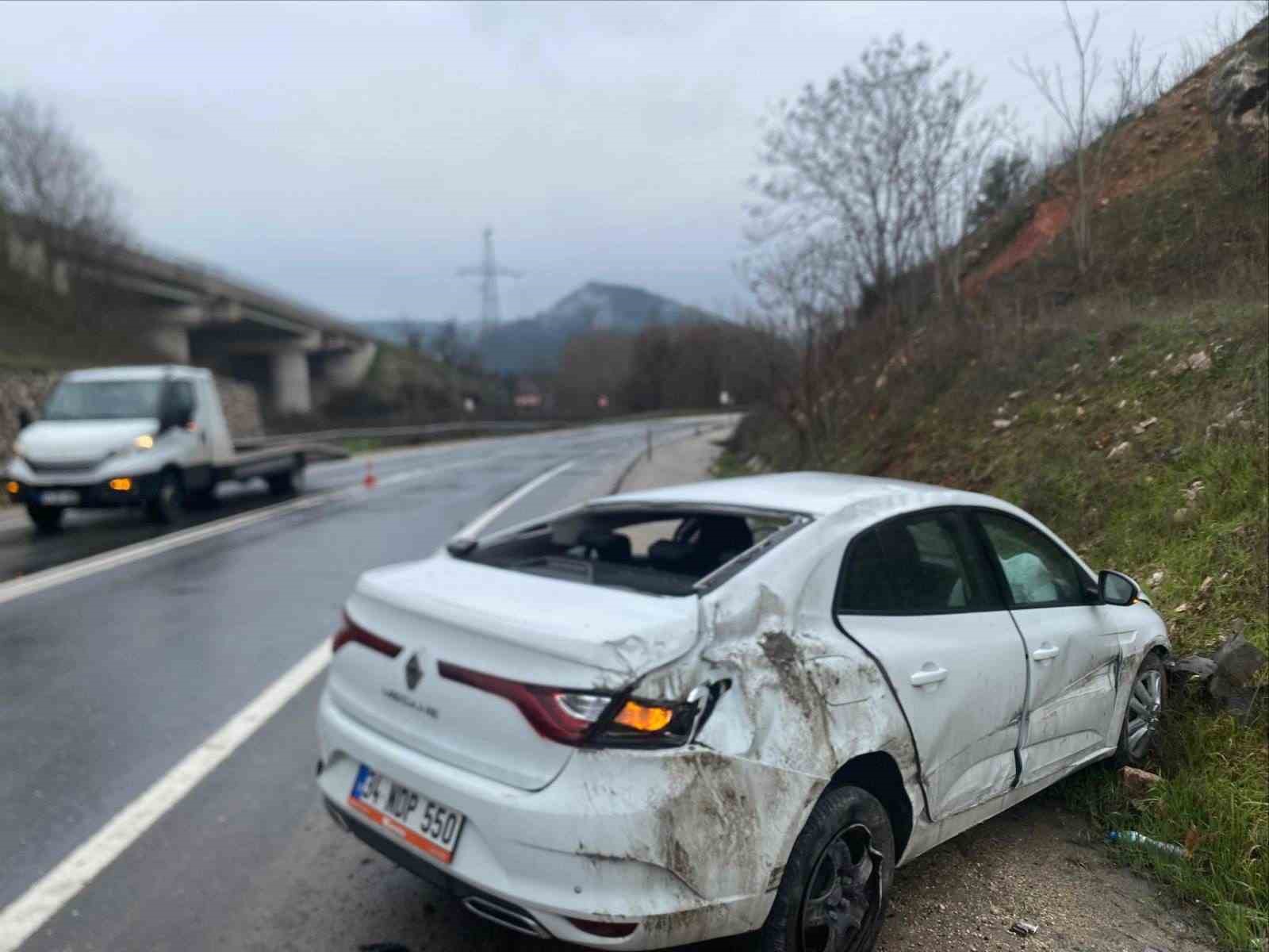 Bilecik’te kaygan yol kazaya neden oldu: 2 yaralı

