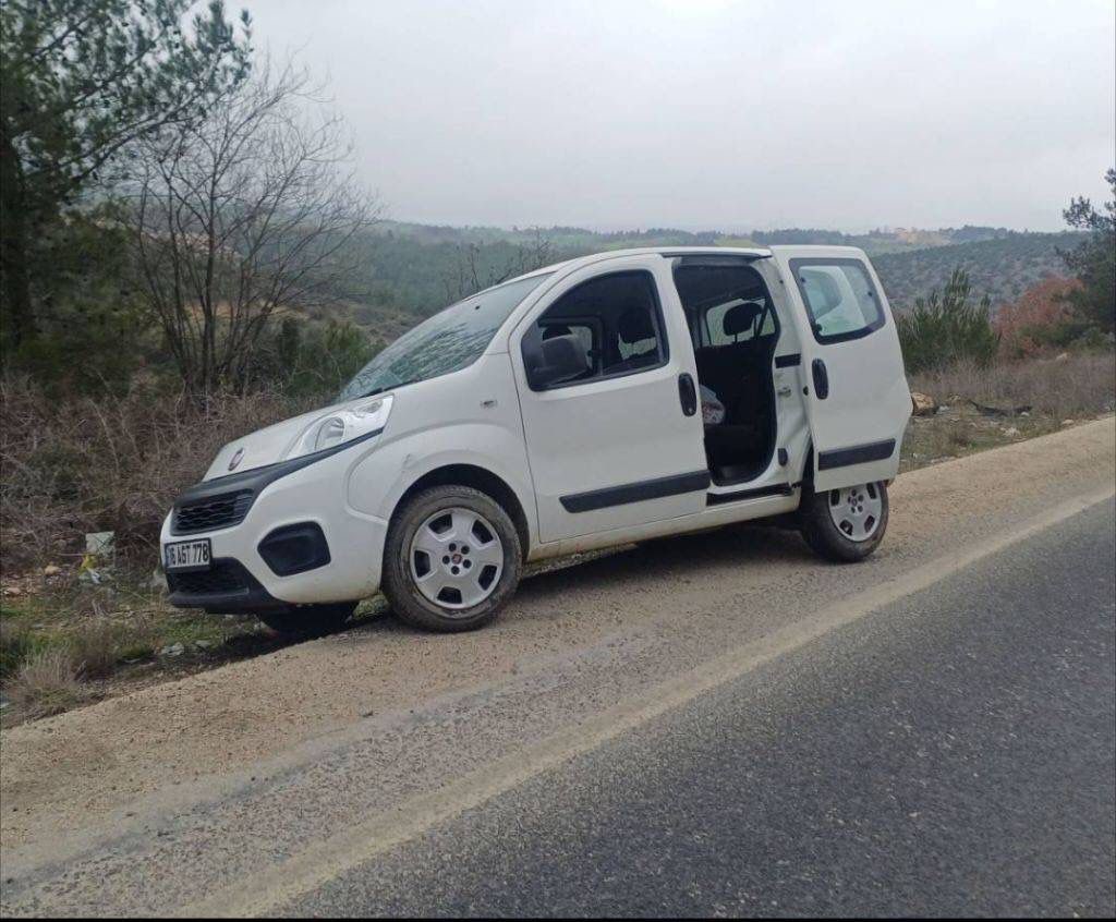 Bilecik’te kontrolden çıkan araç refüje çarparken, sürücüsü yaralandı
