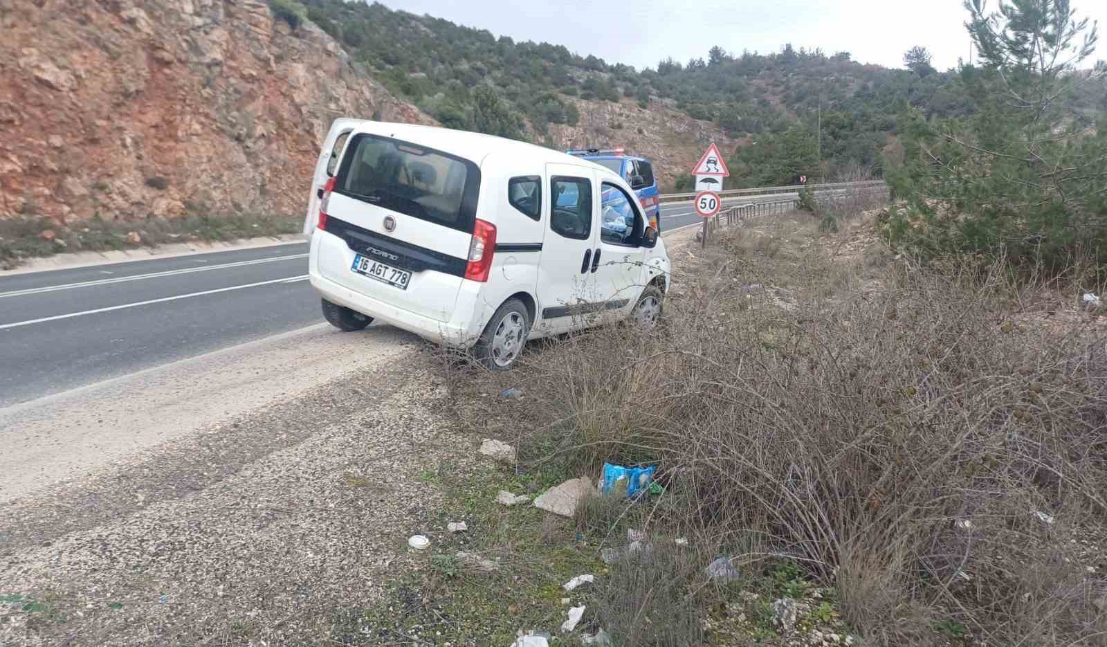 Bilecik’te kontrolden çıkan araç refüje çarparken, sürücüsü yaralandı
