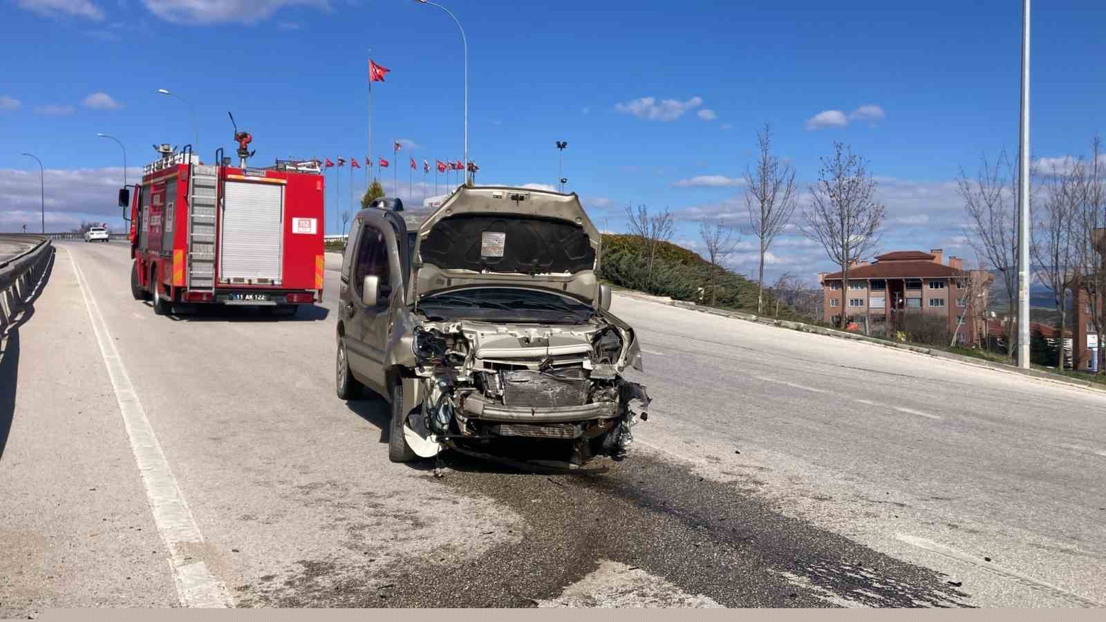 Bilecik’te kontrolden çıkan araç refüje çarptı
