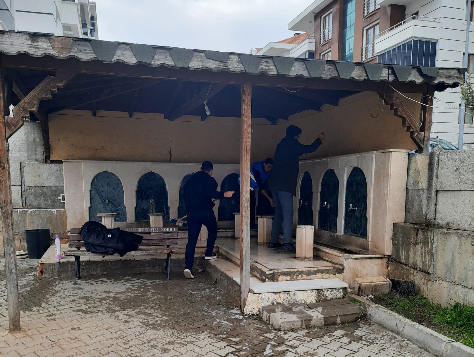 Bilecik’te KYK öğrencileri camiyi temizledi, ihtiyaç sahiplerine kumanya ulaştırdı
