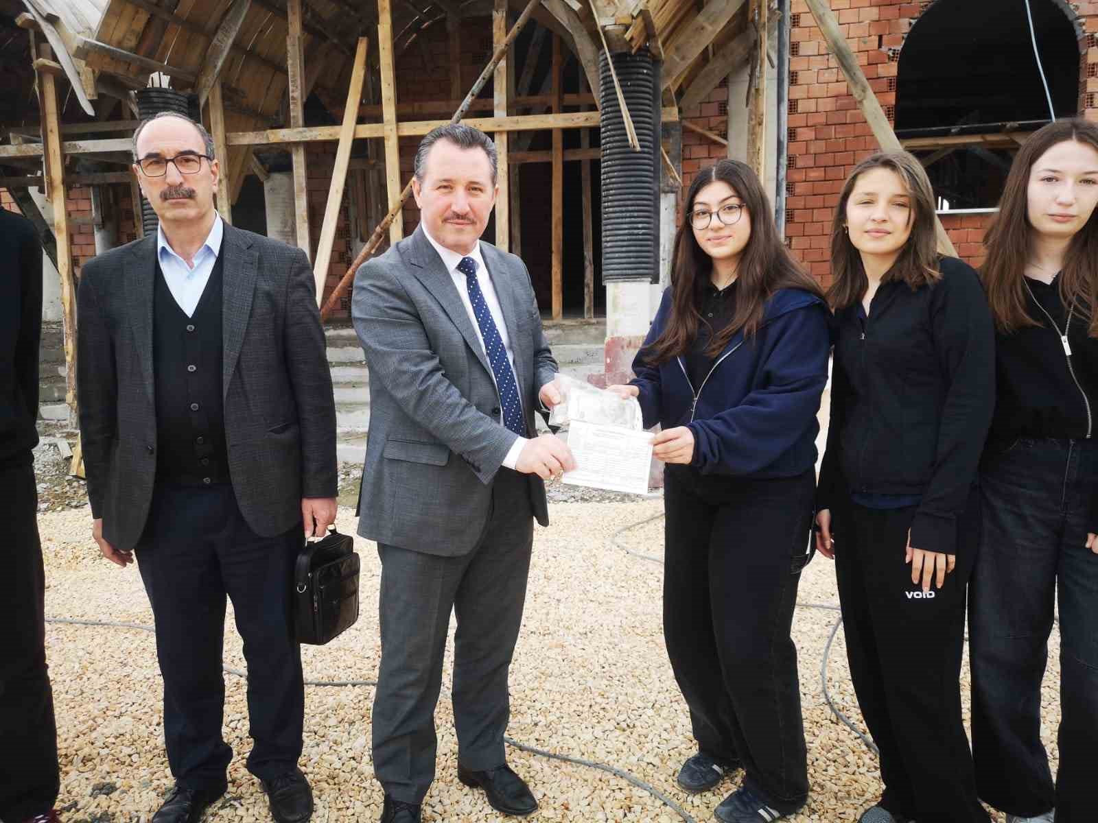 Bilecik’te öğrenciler harçlıklarını Kuba Camii inşaatına bağışladı
